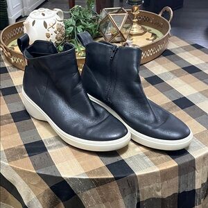 Ecco Black Leather Chukka Boots with White Sole